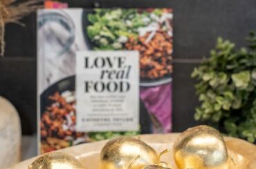 I made gold fruit decor out of these plastic fruits using gold leaf, what do you think?