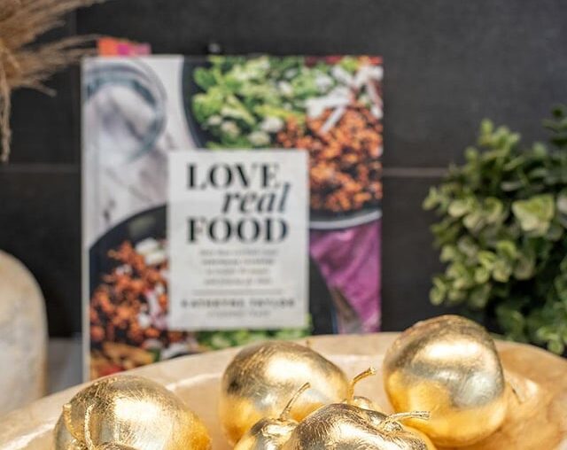 I made gold fruit decor out of these plastic fruits using gold leaf, what do you think?