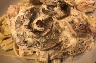 Tagliatelle con Salmón, hongos, crema, cebollas y hierbas.