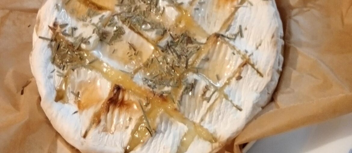 Petit camembert rôtie avec du miel de lavande et du romarin.