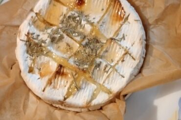 Petit camembert rôtie avec du miel de lavande et du romarin.