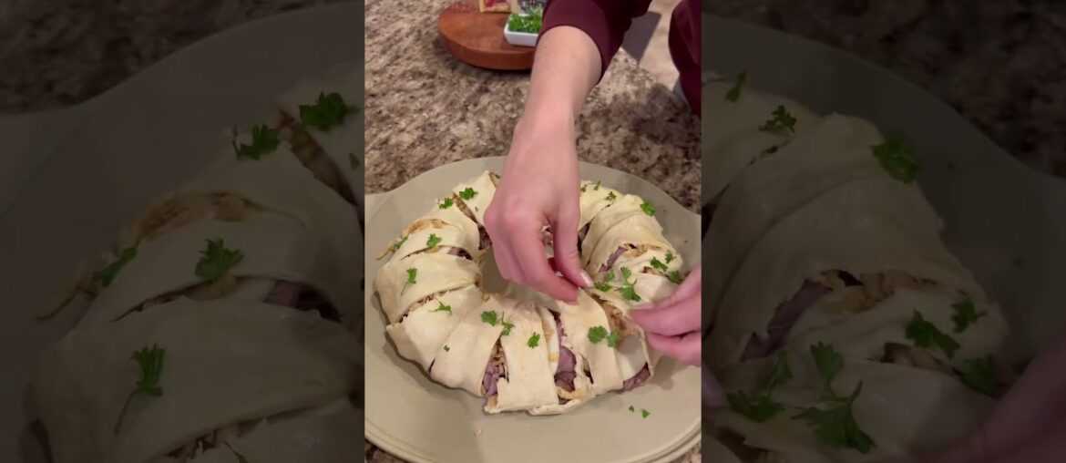 French Dip Crescent Ring RECIPE on dinnerin321 dot com #recipe #frenchdip #dinner #beef #easyrecipe