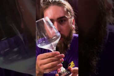 Du vin dans un verre en rotation || Archie5