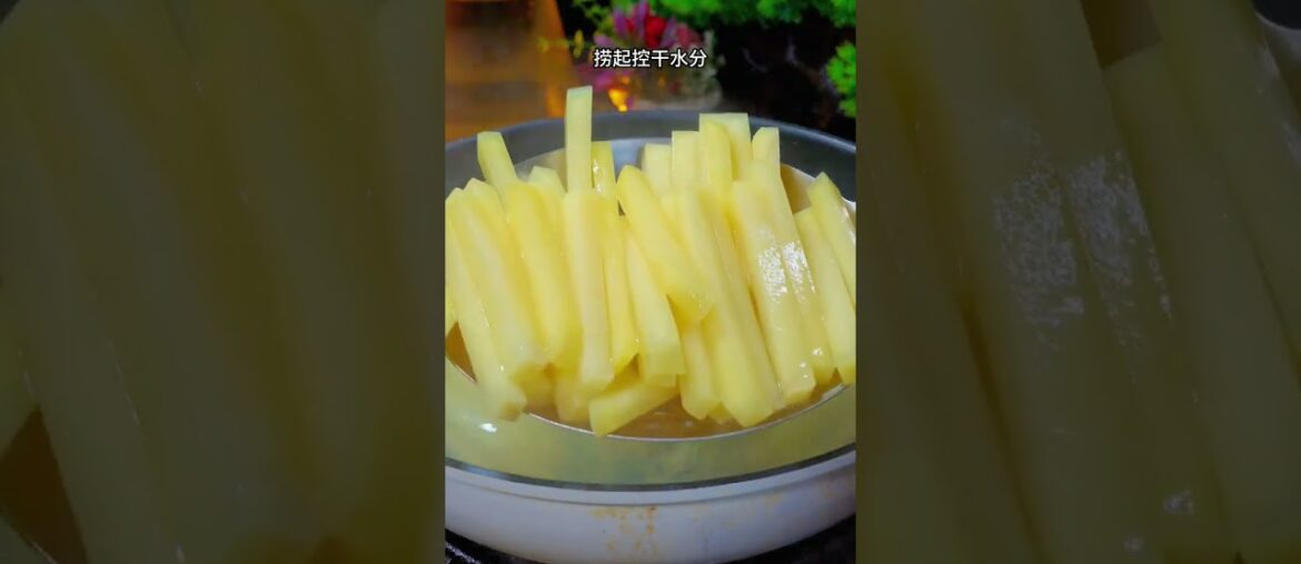 French fries that children love to eat. Make two potatoes and fry them in a pot of French fries.