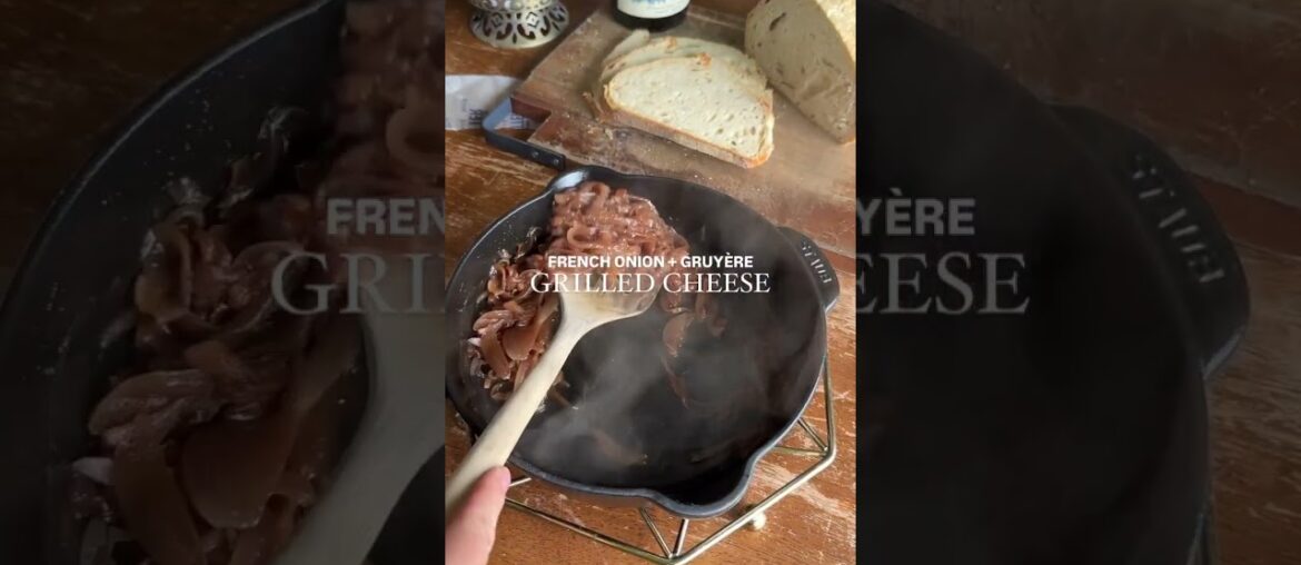 French Onion Grilled Cheese #comfortfood #grilledcheese #fallrecipes
