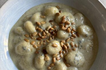 Gnocchis, sauce au bleu fermier et pignons torréfiés