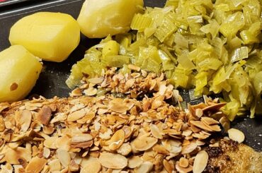 Zander fillet with freshly roasted almonds, boiled potatoes and leeks cooked in a white wine sauce