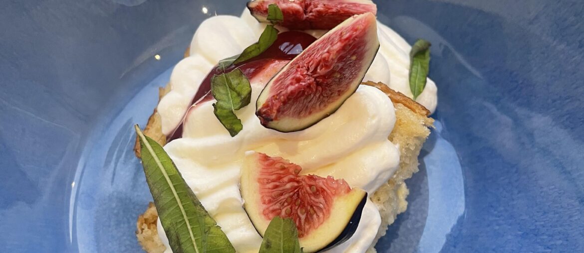 Brioche perdue, crème montée à la verveine, coulis de figues 🍃