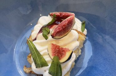 Brioche perdue, crème montée à la verveine, coulis de figues 🍃