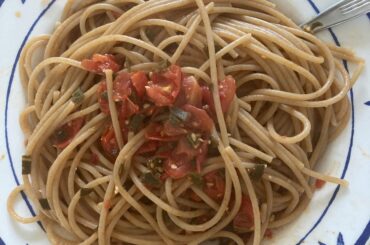 Spaghetti with a spicy buttersauce (tomatoes, chilis, sage & garlic)