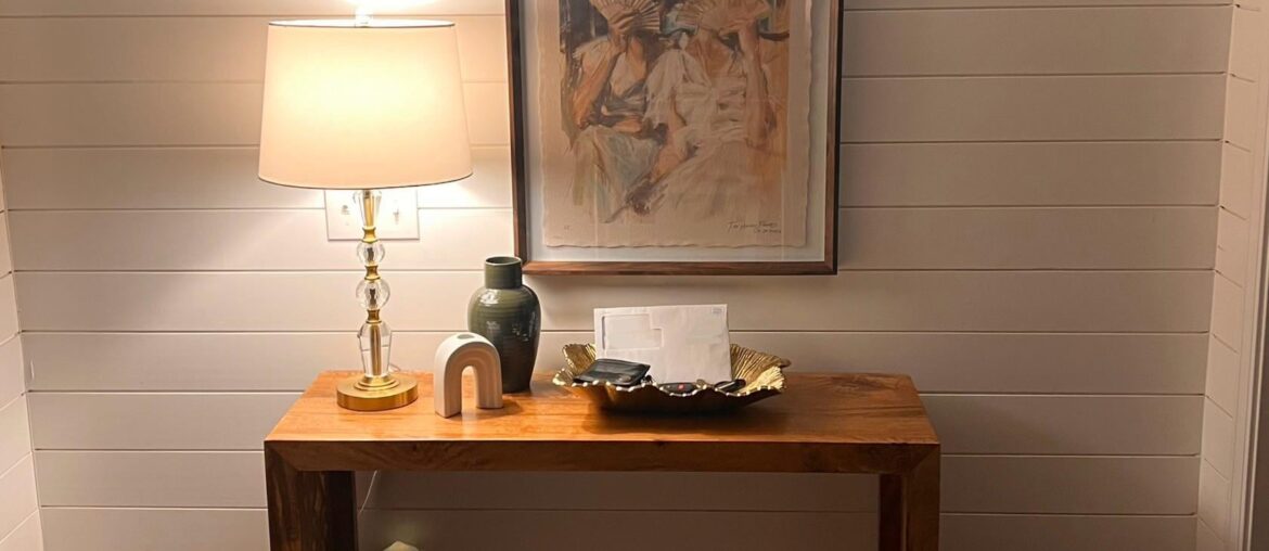 Took ya’ll’s advice for my entryway and cut back a bit