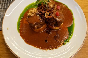 Beef stew with potato dumplings (🇭🇺 Marhapörkölt burgonyagombóccal) and a poppyseed-vanilla dessert (🇭🇺 Mákosguba)