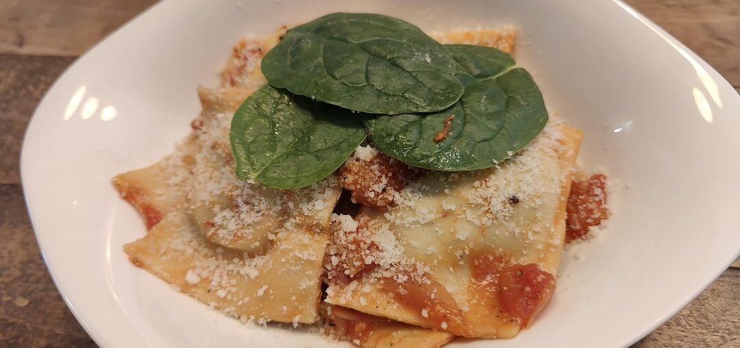 Aujourd'hui c'est moi qui régale : raviolis maison épinards ricotta et leur sauce tomate aux champignons