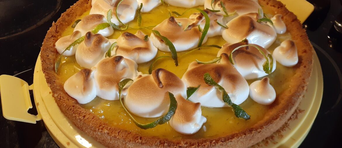 Tarte aux citrons verts, meringue et zestes