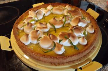 Tarte aux citrons verts, meringue et zestes