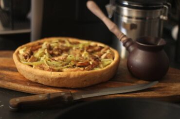 Morning pie with chicken, bell peppers and onions