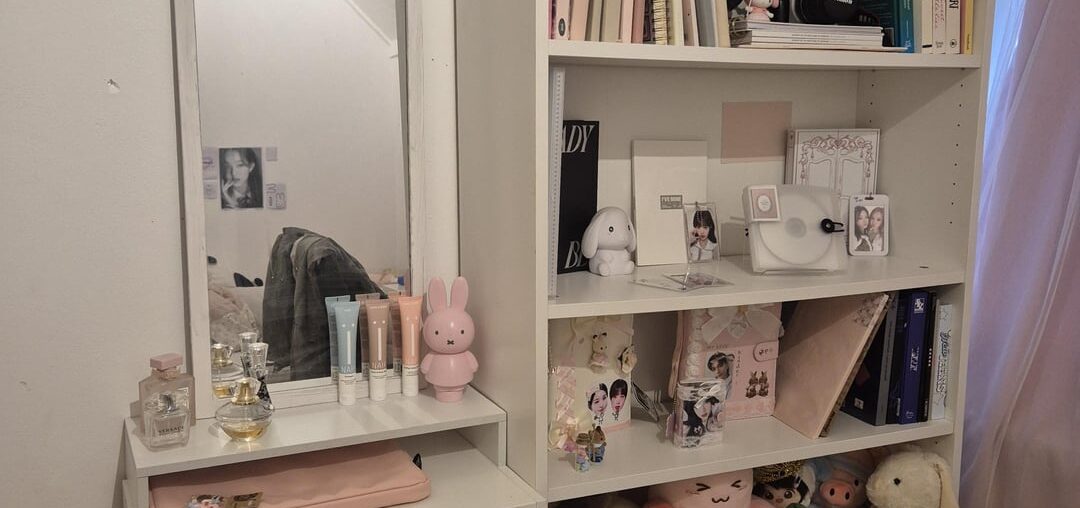 (I'm sorry for the not so good photos). my new maid confused my bedroom with my 8 year old sister's. does my room look like a children's room? and what style would you call this? thanks in advance (⌒∇⌒)ノ"