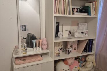 (I'm sorry for the not so good photos). my new maid confused my bedroom with my 8 year old sister's. does my room look like a children's room? and what style would you call this? thanks in advance (⌒∇⌒)ノ"