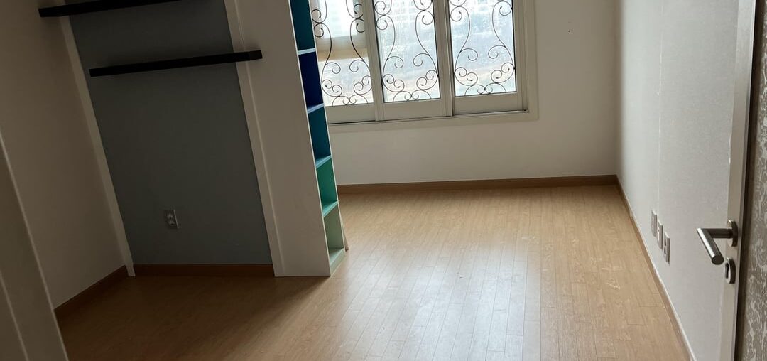 Before & After : Filled and Brightened Up My New Room