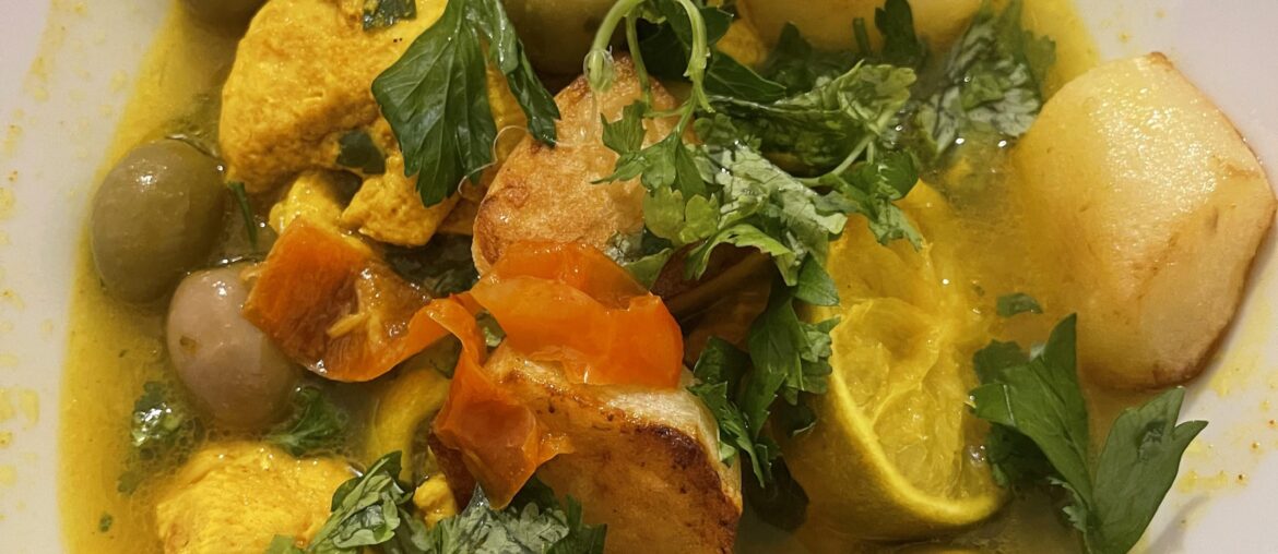Patates sautées/poulet et leur bouillon citron confit/oluves/curcuma