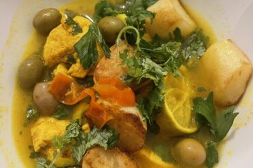 Patates sautées/poulet et leur bouillon citron confit/oluves/curcuma
