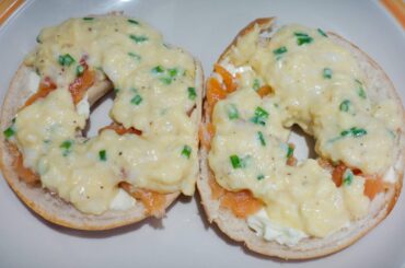 scrambled egg with salmon and cream cheese