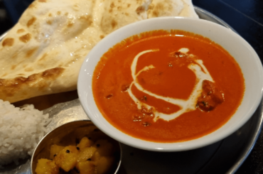 Butter chicken and naan bread