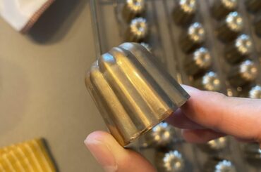 Moule à cannelé en cuivre qui change de couleur