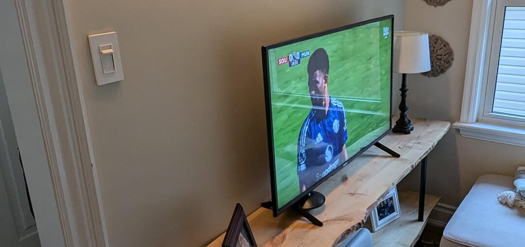 Converting this small space into a small library?