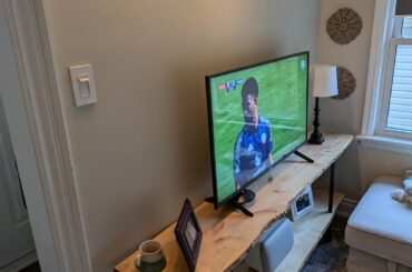 Converting this small space into a small library?