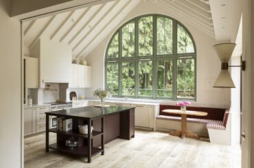 Massive arched window and banquette seat in a kitchen extension, Highgate, London, UK [2400x1600]