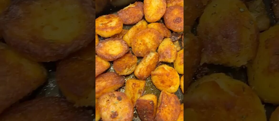 Crispy Roast Potatoes with Rosemary and Garlic #thanksgivingrecipes #potatorecipe #comfortfood