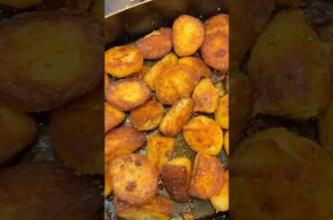 Crispy Roast Potatoes with Rosemary and Garlic #thanksgivingrecipes #potatorecipe #comfortfood