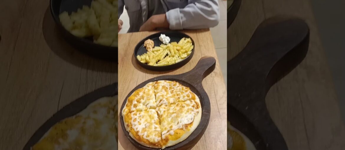 Margarita Pizza and french fries vlog #streetfood #viralvideo #trending #food #pizza #foodblog