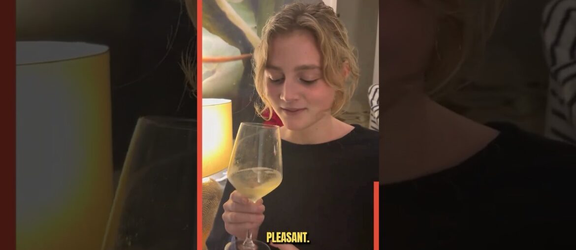 Young French Woman Reviews ‘Nooh by La Coste’: Alcohol-Free Sparkling White Wine Taste Test #vin00s