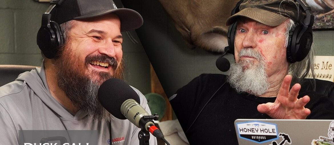 Uncle Si Chooses the Winner of the Best Robertson Beard Contest | Duck Call Room #409