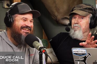 Uncle Si Chooses the Winner of the Best Robertson Beard Contest | Duck Call Room #409
