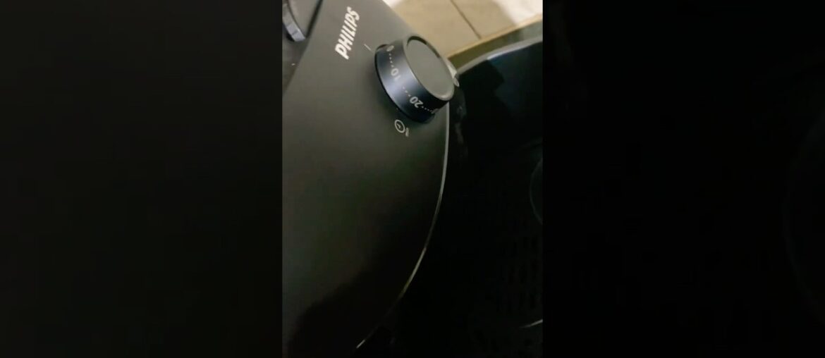 Reviewing PHILIPS Air Fryer NA120/00, uses 90% less fat 1500W 4.2 Liter, with Rapid Air Technology