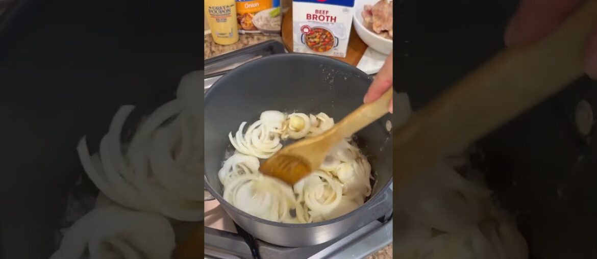 Chicken French Onion Soup RECIPE on dinnerin321.com #dinner #recipe #chicken #soup #easyrecipe #yum