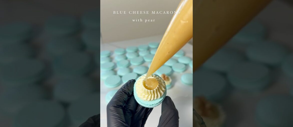French macarons with Gorgonzola Cheese and Pear #macarons #macaron #recipe #food #foodie