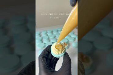 French macarons with Gorgonzola Cheese and Pear #macarons #macaron #recipe #food #foodie