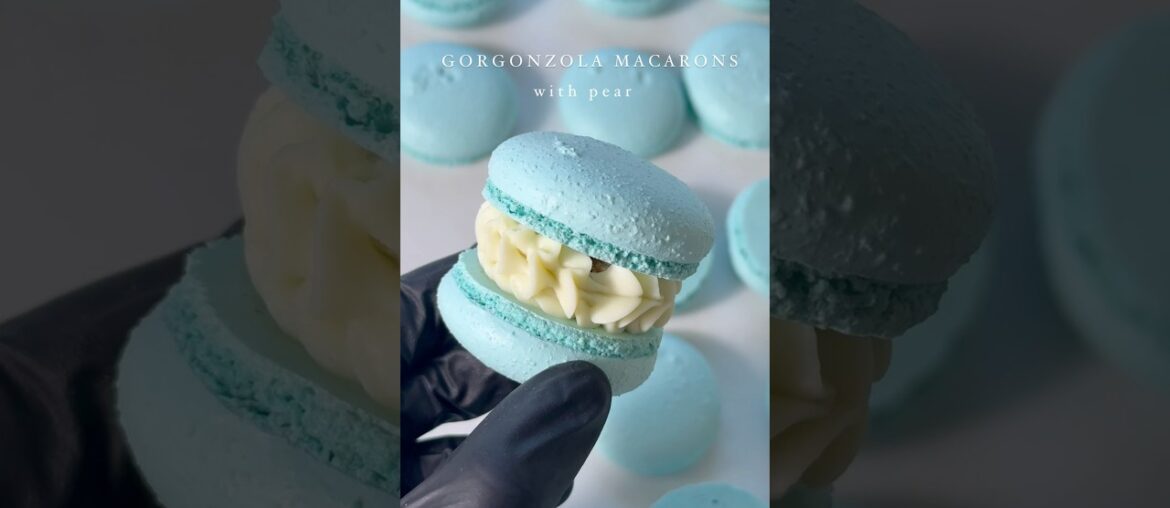 French macarons with Gorgonzola and Pear #macarons #macaron #gorgonzola #cheese #pear #food #baking