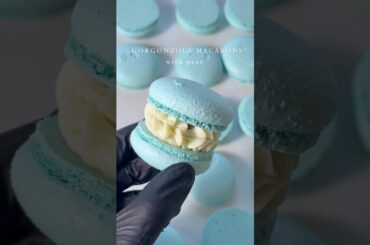 French macarons with Gorgonzola and Pear #macarons #macaron #gorgonzola #cheese #pear #food #baking