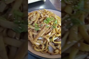 French fries, Yuka, Beef Noodles & Sushi? #pmgk #Peru #noodles