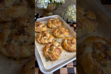 Full recipe for these French onion swirls on thechicishchick.com #brunchrecipes #brunch #frenchonion
