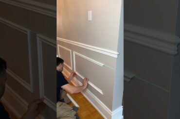 Easy DIY wainscoting to add some class to this dining room. #diy #wainscoting #moulding #diyprojects