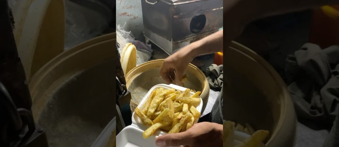 French fries at 2am cravings #frenchfries #fries #friesrecipe #frieslovers #streetfood #karachi
