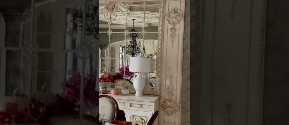 Dressing up a dining room with the French moldings by Venia.