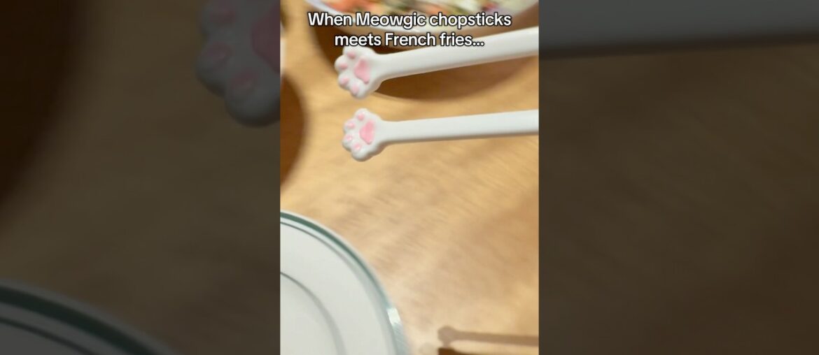 When Meowgic meets French fries#cutechopsticks cutechopsticks #chopsticks #catpaw chopsticks