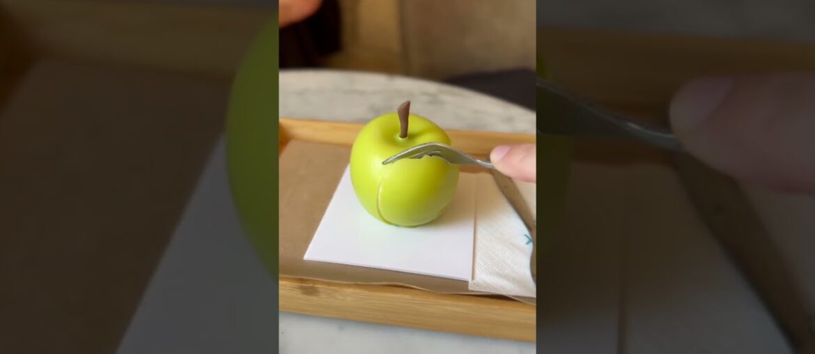 The Hidden Apple Dessert Across from Notre Dame! The Hidden Apple Dessert Across from Notre Dame!